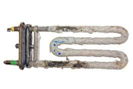 צילום של גוף חימום דוד שמש משומש מכוסה אבנית